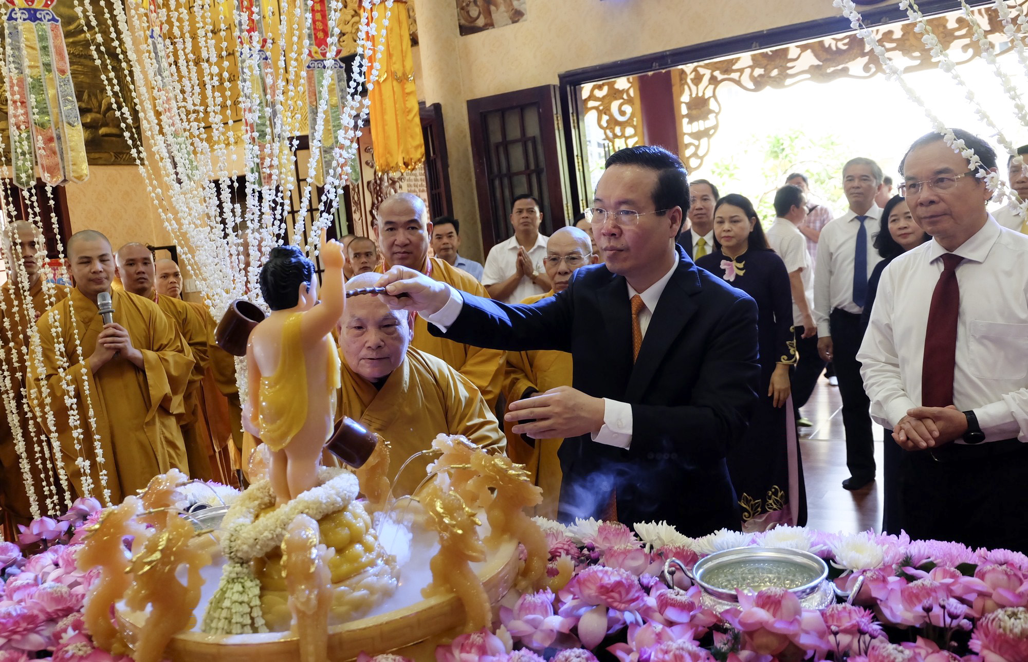 Chủ tịch nước Võ Văn Thưởng thực hiện nghi thức tắm Phật tại chùa Minh Đạo (Ảnh: Thu Hường).